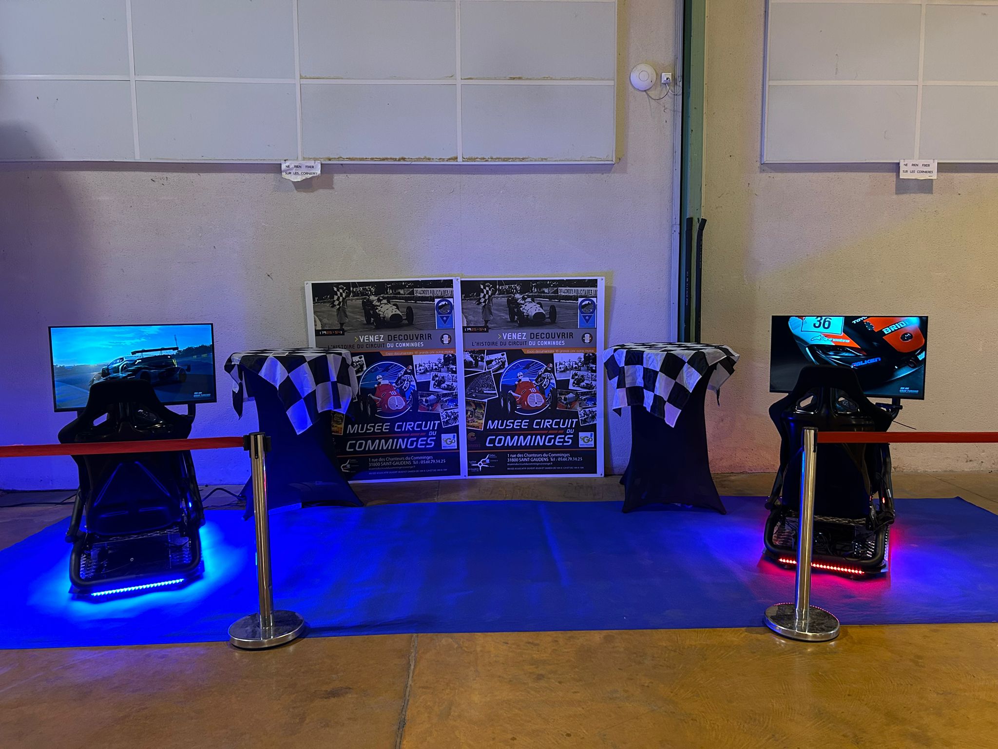 Participant au volant du simulateur de conduite lors du salon automobile de Saint-Gaudens